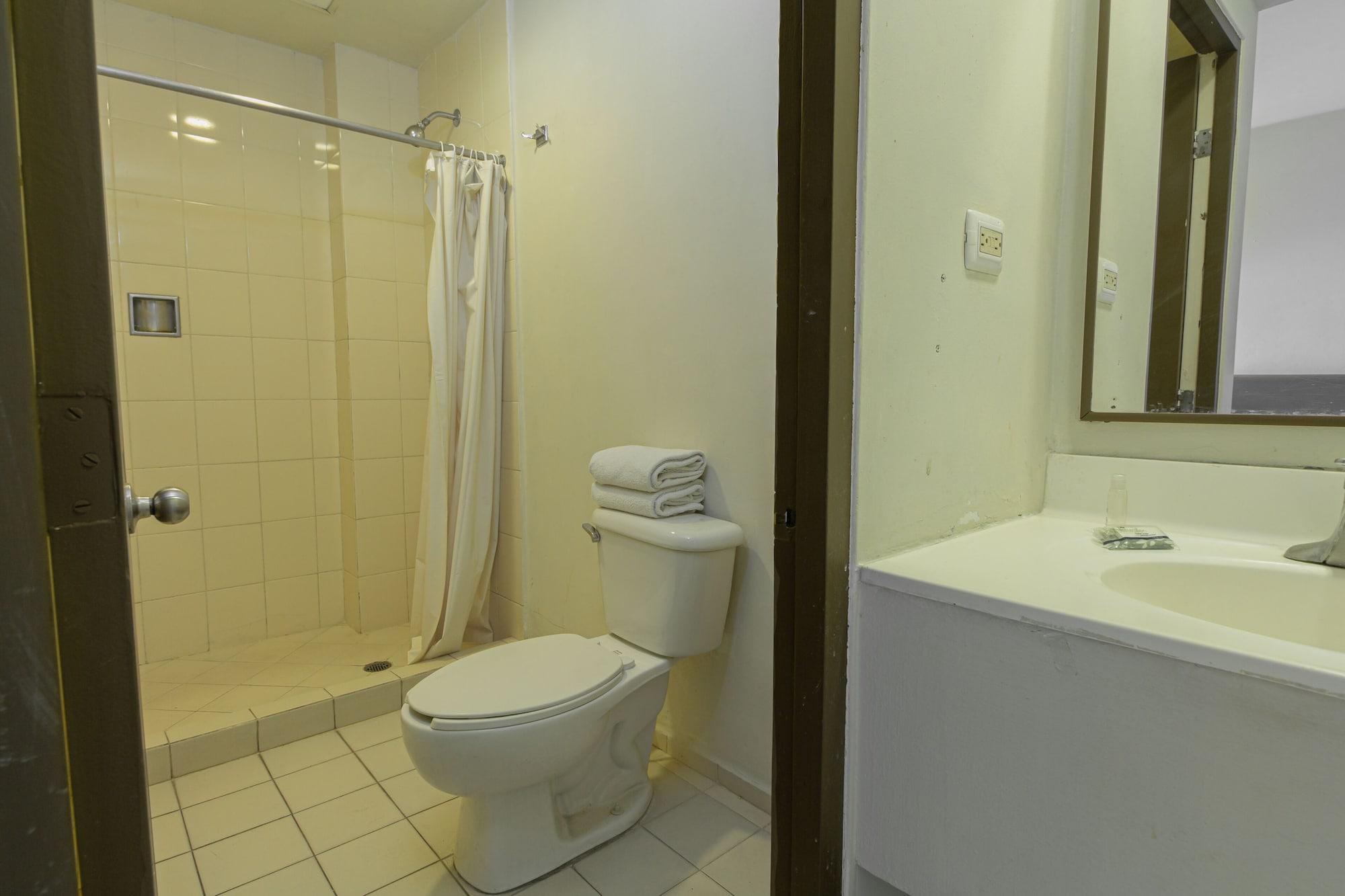 Hotel Plaza Del Arco Express Монтерей Екстериор снимка