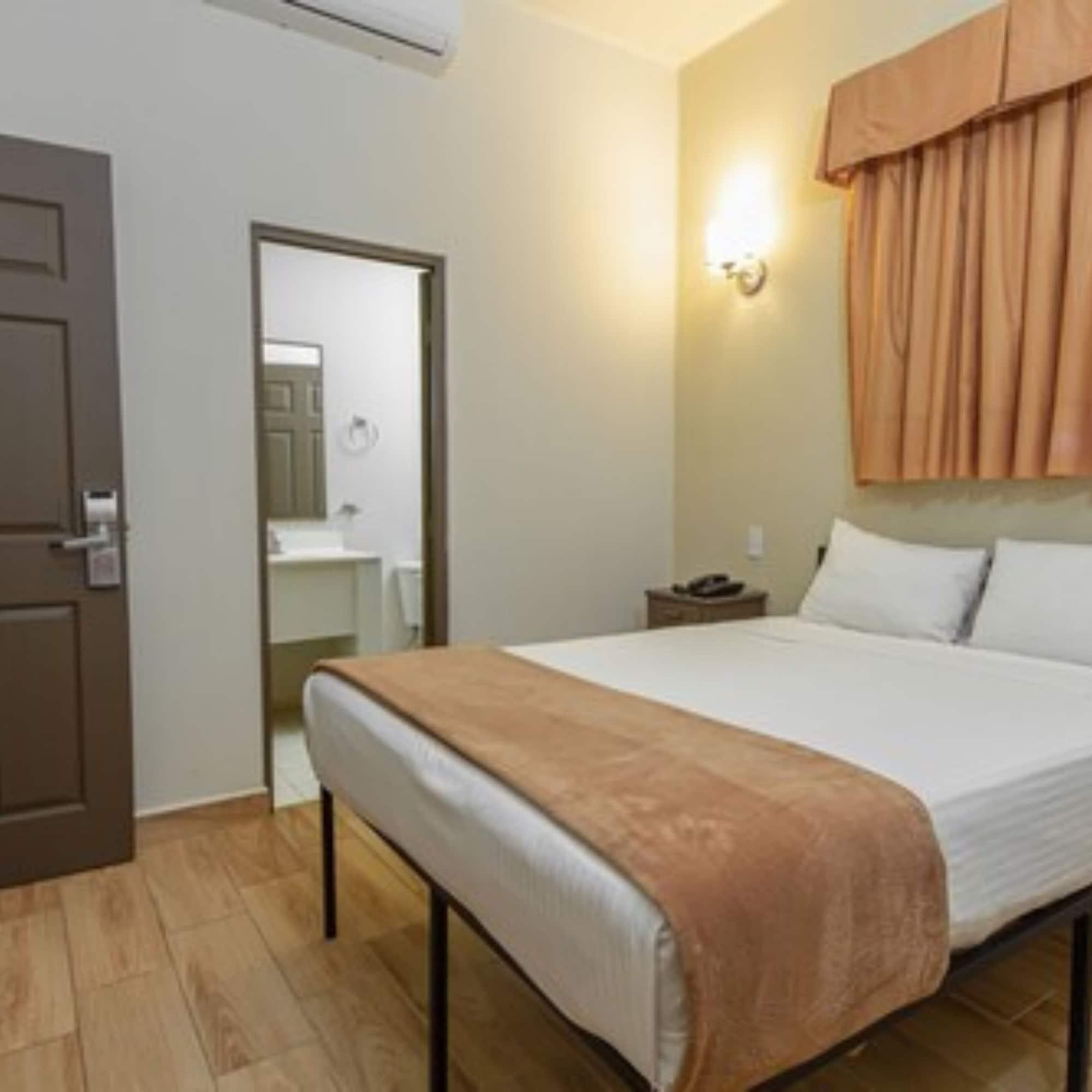 Hotel Plaza Del Arco Express Монтерей Екстериор снимка