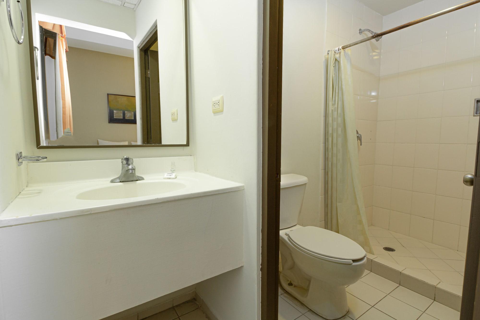 Hotel Plaza Del Arco Express Монтерей Екстериор снимка