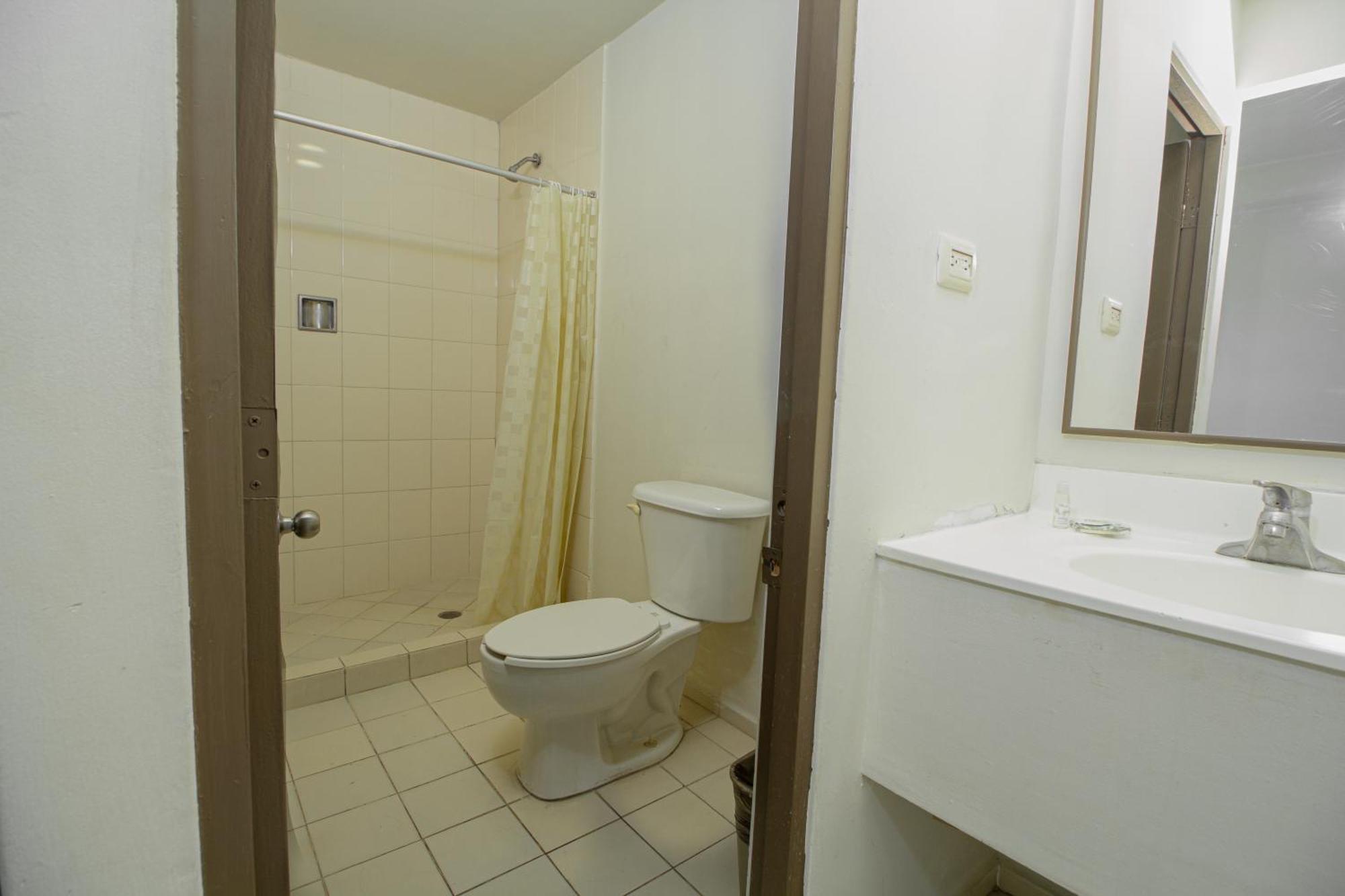 Hotel Plaza Del Arco Express Монтерей Екстериор снимка