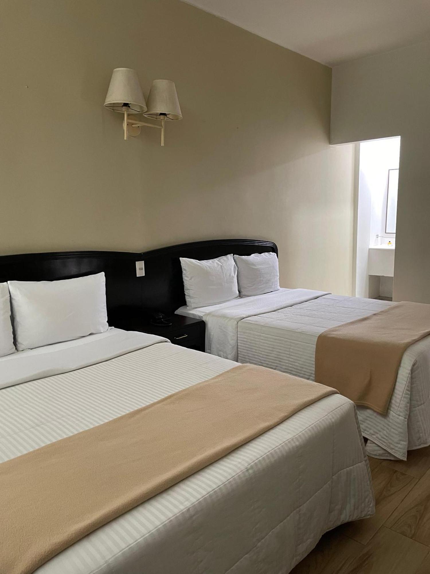Hotel Plaza Del Arco Express Монтерей Екстериор снимка