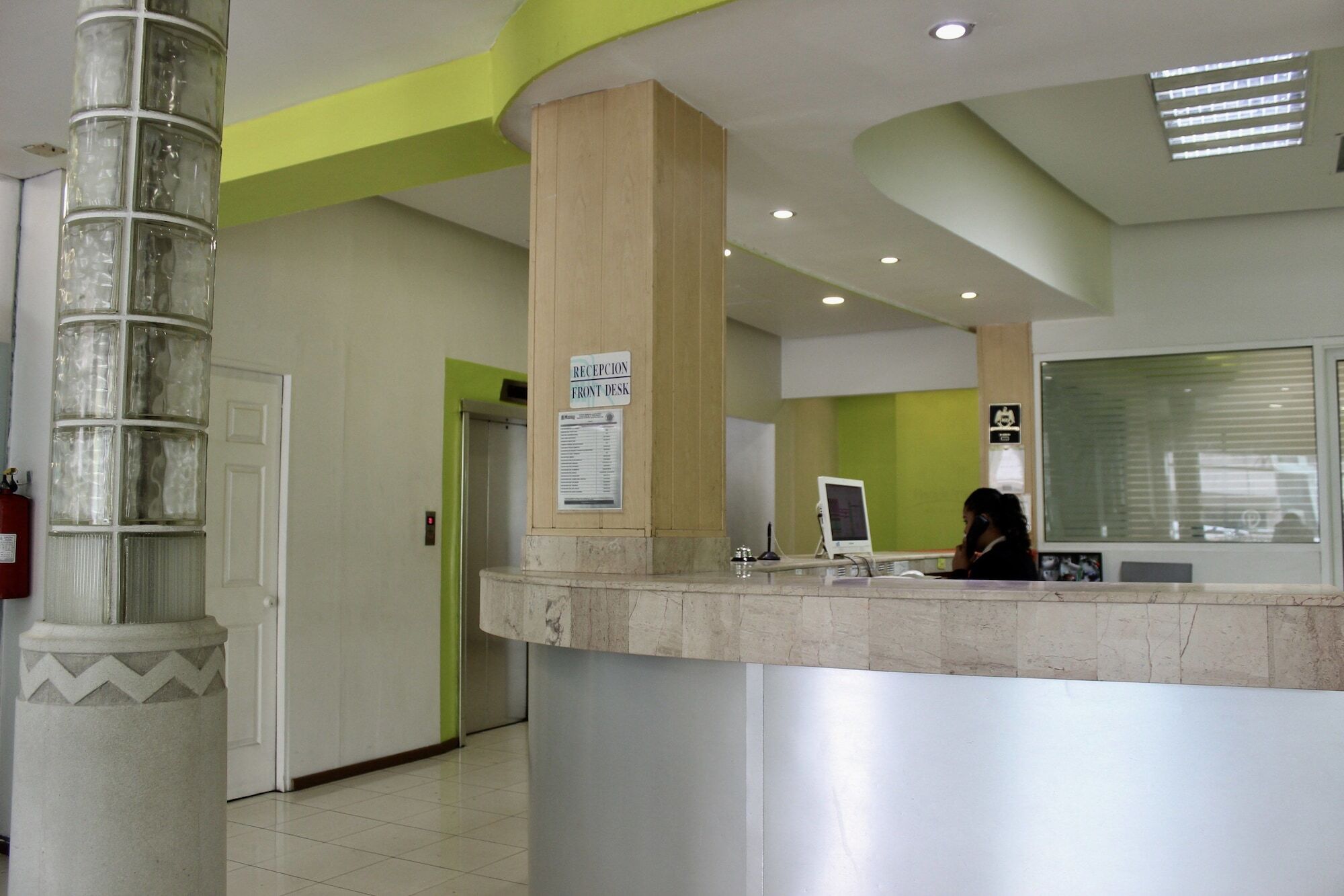 Hotel Plaza Del Arco Express Монтерей Екстериор снимка