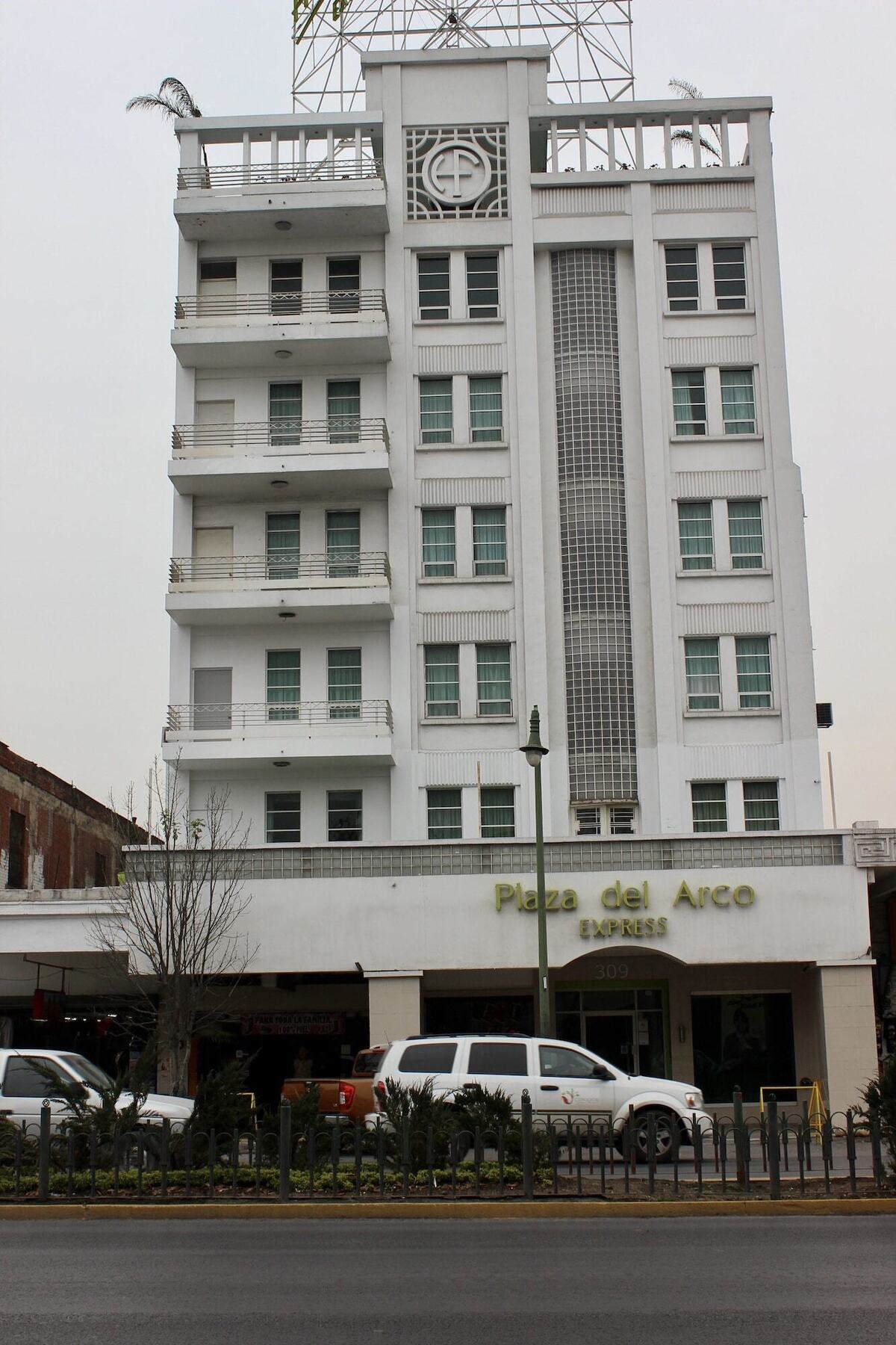Hotel Plaza Del Arco Express Монтерей Екстериор снимка