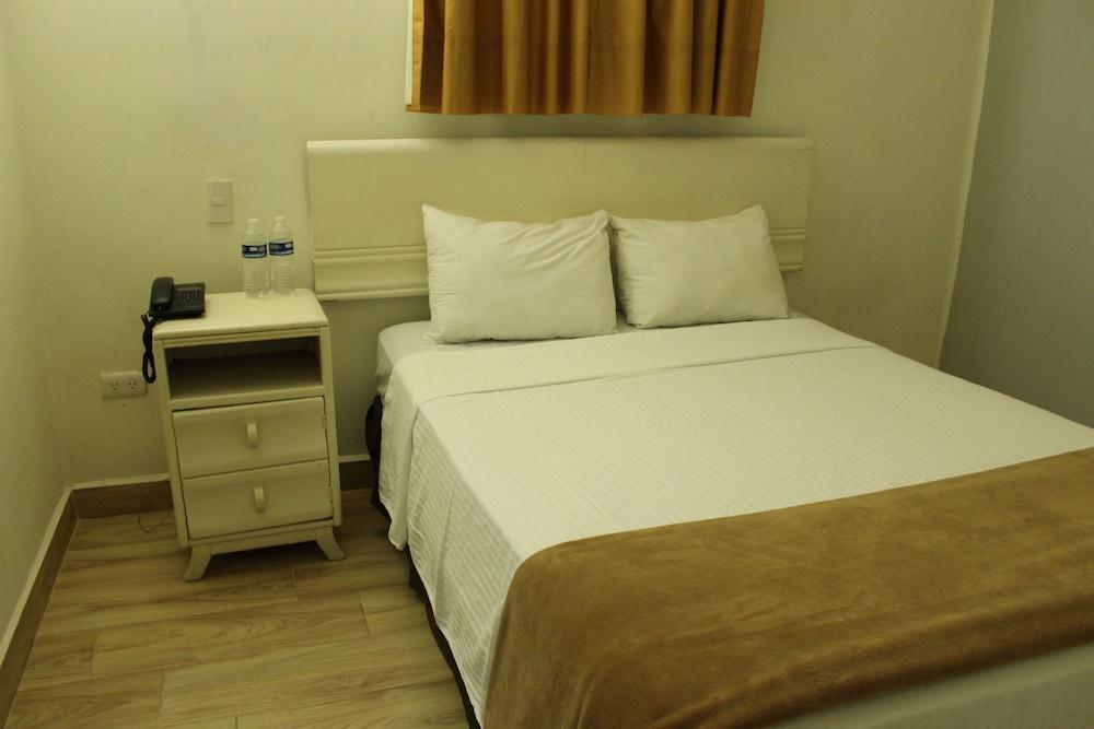 Hotel Plaza Del Arco Express Монтерей Екстериор снимка